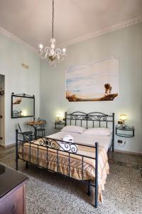 Un dormitorio con una cama grande y una lámpara de araña. en B&B Art Suite Principe Umberto, en Nápoles