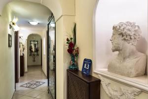 Una statua di un busto su uno scaffale in un corridoio di B&B Art Suite Principe Umberto a Napoli