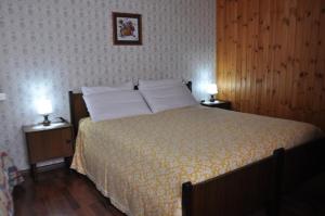 1 dormitorio con 1 cama con 2 lámparas en 2 mesas en Casa Herin - CIR VDA - VALTOURNENCHE - n 0254 en Valtournenche