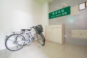 在 7-113 民宿内部或周边骑自行车