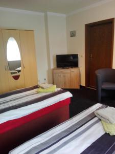Postel nebo postele na pokoji v ubytování Pension Hartmann + 1 fotografie