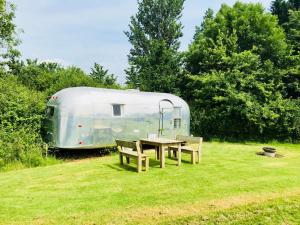 Cotswolds Camping at Holycombe外面的花园