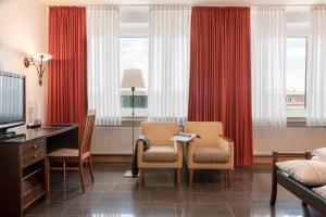 TV a/nebo společenská místnost v ubytování Hotel Conti Am Hauptbahnhof