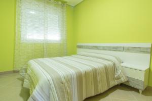Un pat sau paturi într-o cameră la Apartamentos Completos III Carlos III