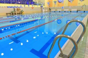 a large swimming pool with blue water at Apartament Nad Parsętą in Kołobrzeg