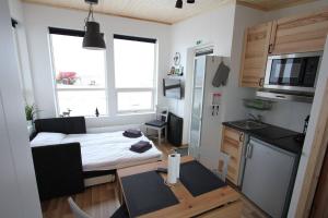 レイクホルトにあるBlue View Cabin 4B With private hot tubの小さなアパートメントで、キッチン、小さなテーブルが備わります。