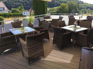 eine Terrasse mit Tischen und Stühlen auf einer Terrasse in der Unterkunft Hotel am Brünnchen in Oberbaar