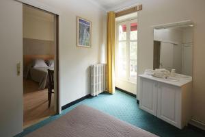 Postel nebo postele na pokoji v ubytování Hôtel Le Foch