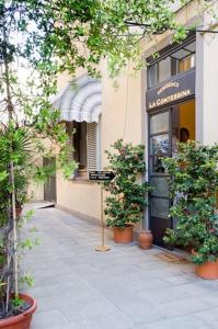 a sign in front of a building with plants at Hotel Residence La Contessina in Florence