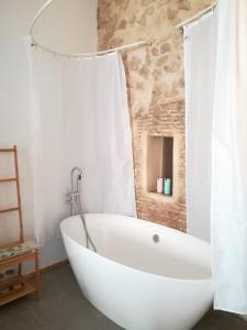 uma banheira branca na casa de banho com uma janela em Suite Independiente de 45 m2 con bañera en pleno casco viejo em Altea