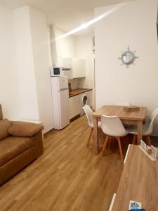 Kuchyň nebo kuchyňský kout v ubytování Apartments Naty Beach