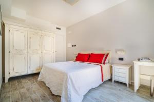Un dormitorio con una cama con almohadas rojas. en Lemon Factor Sorrento, en Sorrento