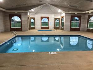 Jefferson的住宿－AmericInn by Wyndham Jefferson，大楼内的大型室内游泳池