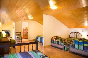 ビロンにあるGîte de Vigneのベッド2台が備わる木製の天井の客室です。