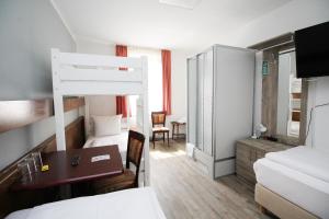 מיטה או מיטות קומותיים בחדר ב-Hotel Pension Köberl