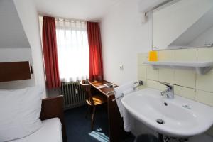 Koupelna v ubytování Hotel Pension Köberl + 37 fotografií
