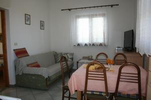 TV a/nebo společenská místnost v ubytování Apartmani Halilovic