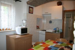 Kuchyň nebo kuchyňský kout v ubytování Apartmani Halilovic