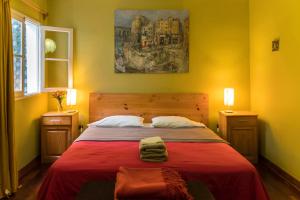 1 dormitorio con 1 cama grande con manta roja en Casa Nuestra Peru, en Lima