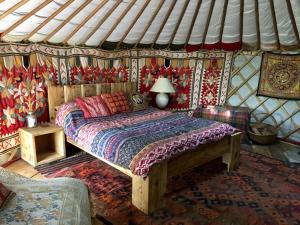 斯托尔河畔希普斯顿Cotswolds Camping at Holycombe的壁纸客房内的一间卧室配有一张床