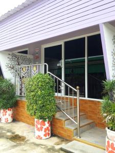 una casa con una escalera frente a una ventana en Muean Fhan Resort Aranyaprathet en Aranyaprathet