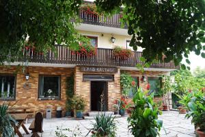 un bâtiment avec un balcon au-dessus dans l'établissement Hotel-Landgasthof Henghuber, à Rötz