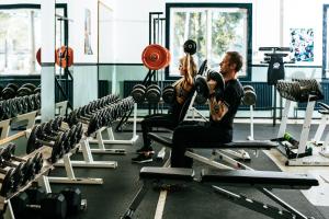 Ein Mann und eine Frau trainieren in einem Fitnessstudio. in der Unterkunft STF Hostel Lärbro/Grannen in Lärbro