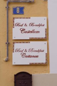 een bord voor een restaurant aan de zijkant van een gebouw bij B&B Castanea in Castellaneta