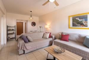 uma sala de estar com um sofá e uma mesa em City apartment with private parking em Nafplio