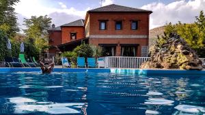 Bazén v ubytovaní Hotel Rural Don Burguillo alebo v jeho blízkosti