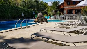 Bazén v ubytovaní Hotel Rural Don Burguillo alebo v jeho blízkosti