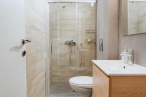 A bathroom at Stylish Suites, The Luxury Suites Még 4 kép