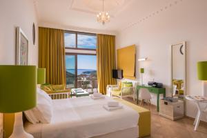 Postel nebo postele na pokoji v ubytování Salvator Villas & Spa Hotel