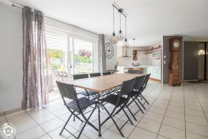 eine Küche und ein Esszimmer mit einem Tisch und Stühlen in der Unterkunft Gite de la plaine in Saint-Ignat