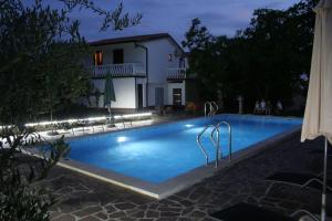 Bazén v ubytování Apartmani Halilovic nebo v jeho okolí
