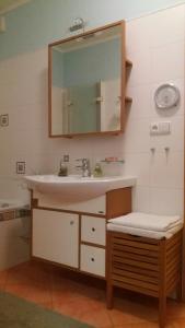 y baño con lavabo y espejo. en Brunetti Design Zlín, en Zlín