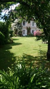 a house with a large yard with green grass at La Maison de Madame Baudy in Giverny