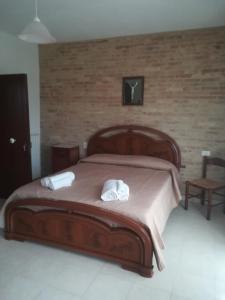 ein Schlafzimmer mit einem Bett mit zwei Handtüchern darauf in der Unterkunft Casale Giordano in Scerni