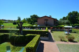 a garden with bushes and a building in the background at Residenza Corte Casara in Lazise