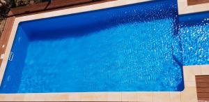 uma piscina com água azul em Moinho16 - Lisbon Mills em Oeiras