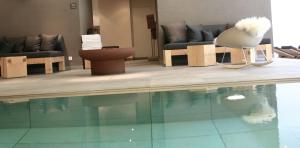 eine Hotellobby mit einem Pool und Möbeln in der Unterkunft MONTAFONLodge in Gaschurn