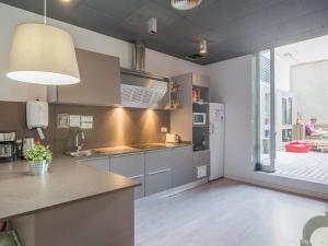 cocina con electrodomésticos de acero inoxidable y ventana grande en No Limit Barcelona Central, en Barcelona