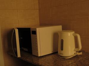 Set per la preparazione di tè e caffè presso Al Ferdous Hotel Apartments
