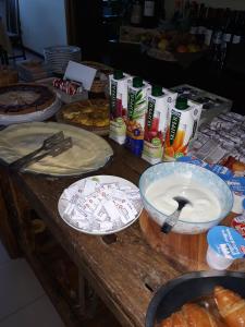 een tafel met taarten en andere etenswaren erop bij Sporting Club in Ballabio