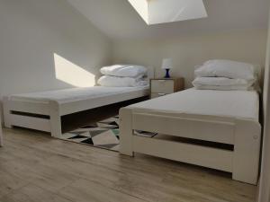 dos camas sentadas una al lado de la otra en una habitación en 601 Apartments, en Varsovia