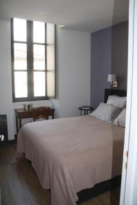 - une chambre avec un grand lit et 2 fenêtres dans l'établissement casaisabel, à Bordeaux