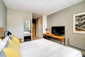 Televisyen dan/atau pusat hiburan di Apex Grassmarket Hotel
