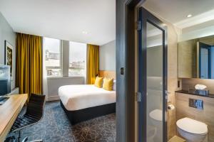 Katil atau katil-katil dalam bilik di Apex Grassmarket Hotel