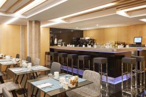 A restaurant or other place to eat at Exe Plaza Catalunya