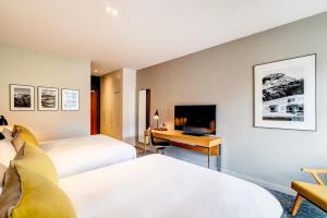Televisyen dan/atau pusat hiburan di Apex Grassmarket Hotel